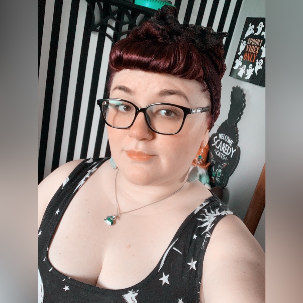 Meet your Posher, Caitlin